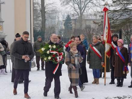 Złożenie kwiatów na grobie przed świątynią